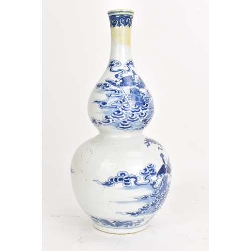 97 - A Chinese Qing dynasty blue and white double gourd vase, late Kangxi/early Qianlong, decorated with ... 