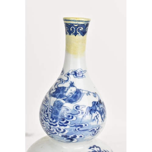 97 - A Chinese Qing dynasty blue and white double gourd vase, late Kangxi/early Qianlong, decorated with ... 