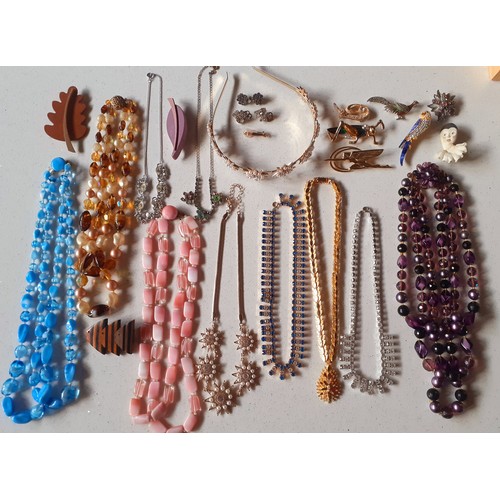 82 - A quantity of 1950's and later costume jewellery to include bead necklaces, a gold tone with faux pe... 