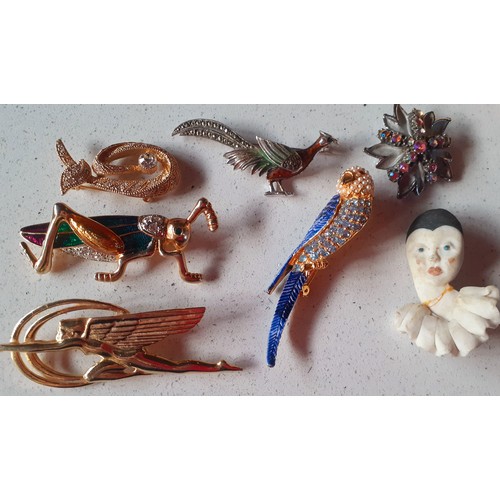 82 - A quantity of 1950's and later costume jewellery to include bead necklaces, a gold tone with faux pe... 