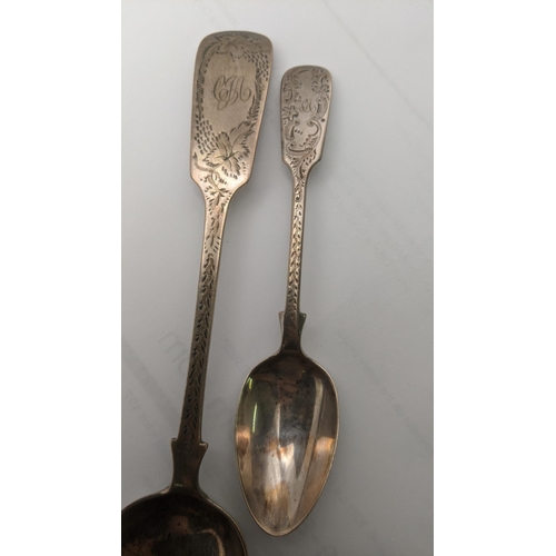 60 - A set of 5 fiddle pattern tea spoons having engraved decoration hallmarked 1907, along with serving ... 