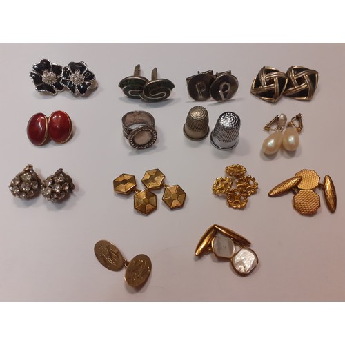 107 - A selection of silver and white metal fashion rings to include a Gini Boston ring together with earr... 