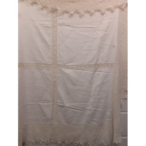 101 - A quantity of vintage table linen A/F to include a large white Damask tablecloth 88