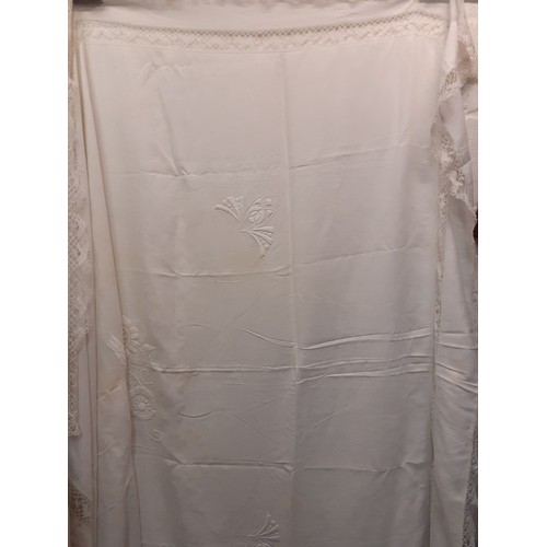 101 - A quantity of vintage table linen A/F to include a large white Damask tablecloth 88