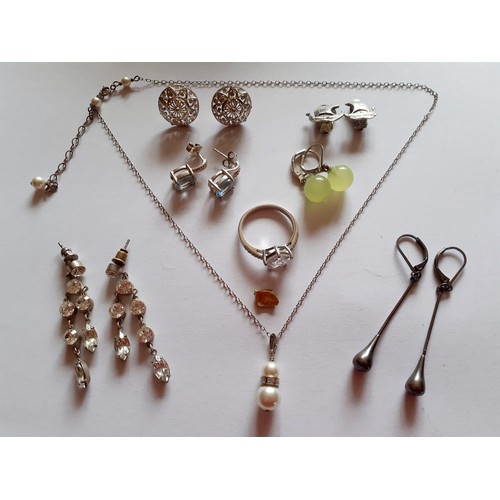 102 - A small quantity of costume jewellery to include a gold tooth cap, a silver and cubic zirconia solit... 