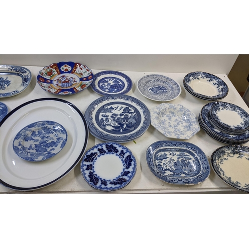 101 - A collection of 19th century and later ceramics to include a Japanese Imari dish, another Japanese p... 