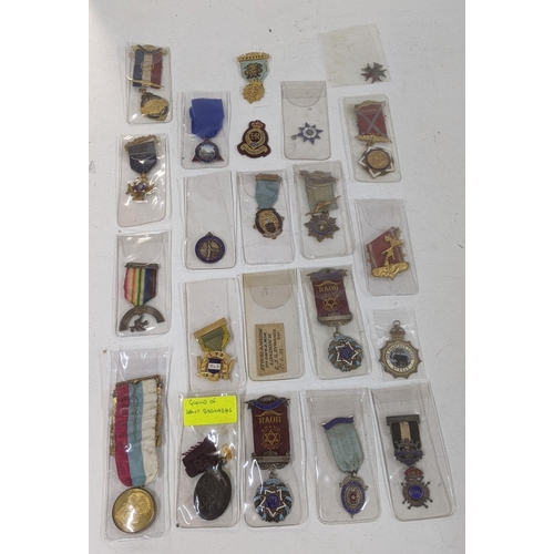 122 - A collection of mainly silver and enamel masonic medals to include two 1950's Primo examples, Guild ... 