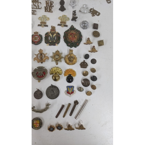 124 - A mixed lot of collar and cap badges to include Kings own Yorkshire Light Infantry, Royal Naval Divi... 