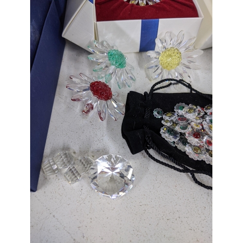 54 - Swarovski model flowers and displays, mostly boxed, some loose items
Location: R1.4
If there is no c... 