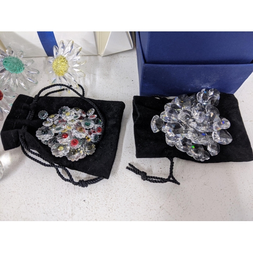 54 - Swarovski model flowers and displays, mostly boxed, some loose items
Location: R1.4
If there is no c... 