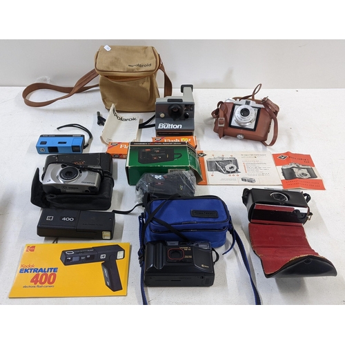 67 - A collection of vintage cameras to include a Polaroid SX-70, an Agfa Isola 1, a Kodak Ektralite 400 ... 