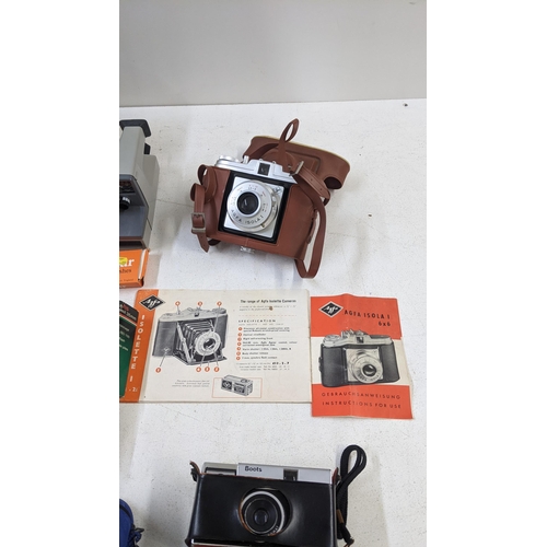 67 - A collection of vintage cameras to include a Polaroid SX-70, an Agfa Isola 1, a Kodak Ektralite 400 ... 