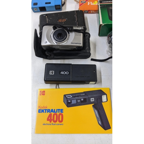 67 - A collection of vintage cameras to include a Polaroid SX-70, an Agfa Isola 1, a Kodak Ektralite 400 ... 