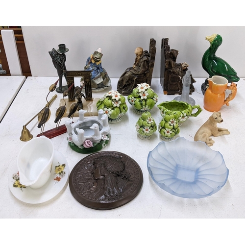 93 - Mixed collectables to include a 20th century Chinese porcelain duck, a 1960s Inarco green apples and... 