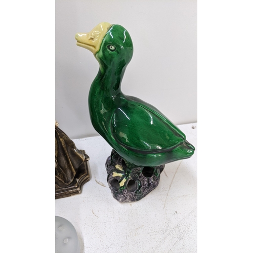 93 - Mixed collectables to include a 20th century Chinese porcelain duck, a 1960s Inarco green apples and... 