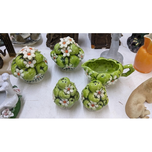 93 - Mixed collectables to include a 20th century Chinese porcelain duck, a 1960s Inarco green apples and... 