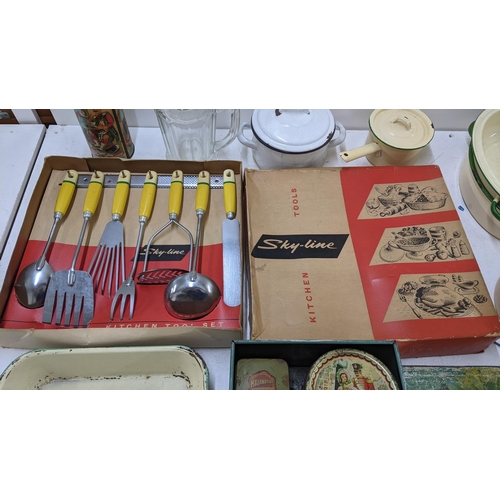 94 - Vintage kitchen ware to include a Skyline kitchen tools utensil set, in its original packaging, a tw... 