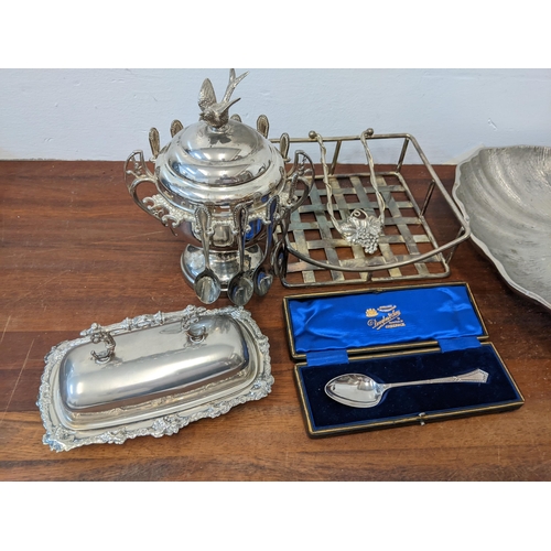 33 - Metalware and silver plate to include a caviar dish with ten spoons, a seafood platter,  butter dish... 