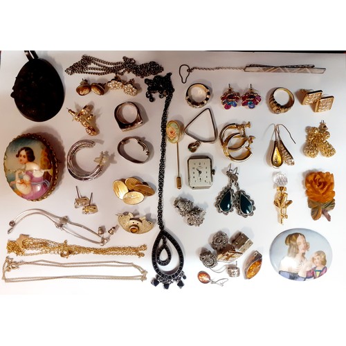 110 - A quantity of vintage jewellery to include a pair of rolled gold cufflinks, gold tone chains, a gold... 