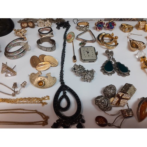 110 - A quantity of vintage jewellery to include a pair of rolled gold cufflinks, gold tone chains, a gold... 