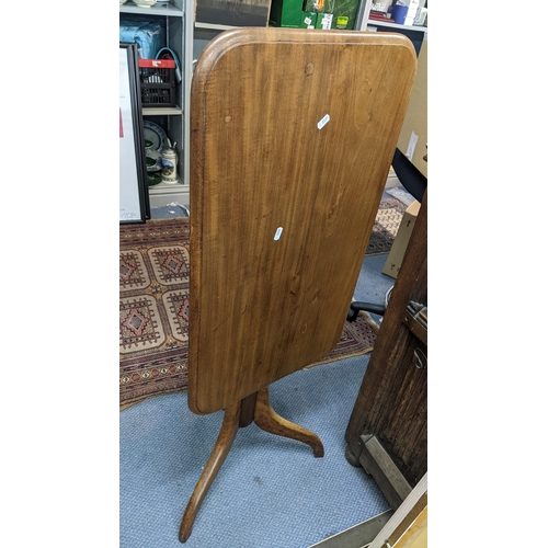 439 - An early 19th century mahogany snap-top table having a turned column and on cabriole legs 76.5cm h x... 