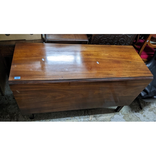 471 - Victorian mahogany gateleg table on square tapering legs 71cm x 120.5cm x 50.5cm when unextended, ea... 