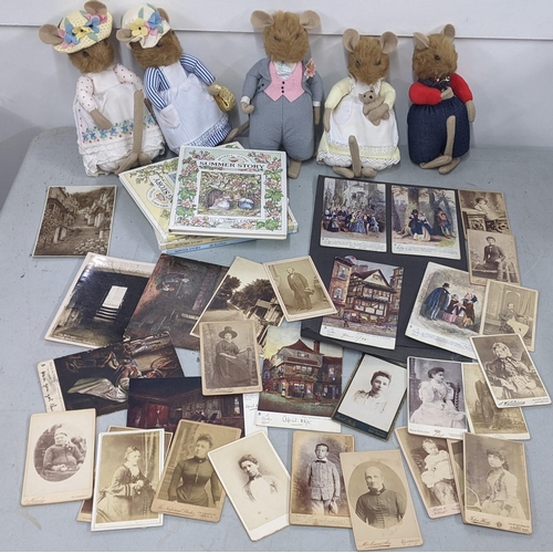 424 - Mixed lot to include Bramley Hedge books with soft toys, together with various postcards and photogr... 