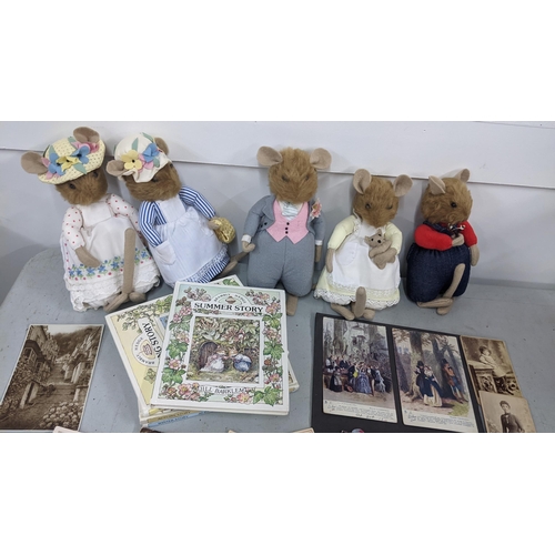 424 - Mixed lot to include Bramley Hedge books with soft toys, together with various postcards and photogr... 