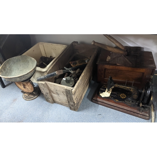 432 - A mixed lot to include a Singer sewing machine, Salter scales, mixed metalware and other items
Locat... 