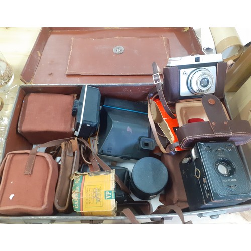 186 - A quantity of vintage cameras to include box Brownies and an Ilford Sporti, all housed in a small vi... 