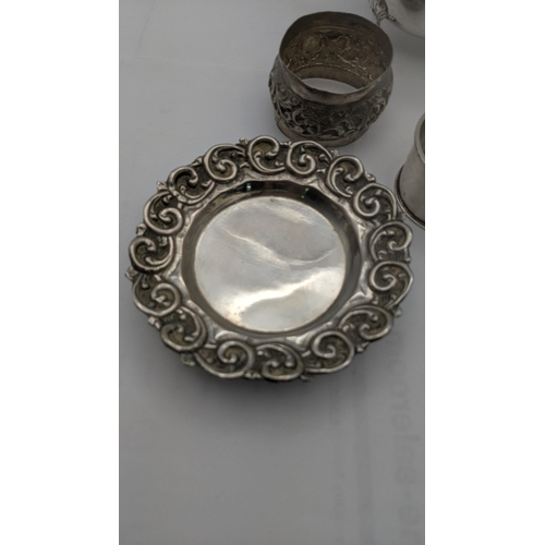 117 - Silver to include a sauce boat, two napkin rings and a dish, total weight 137g
Location:A3T
If there... 