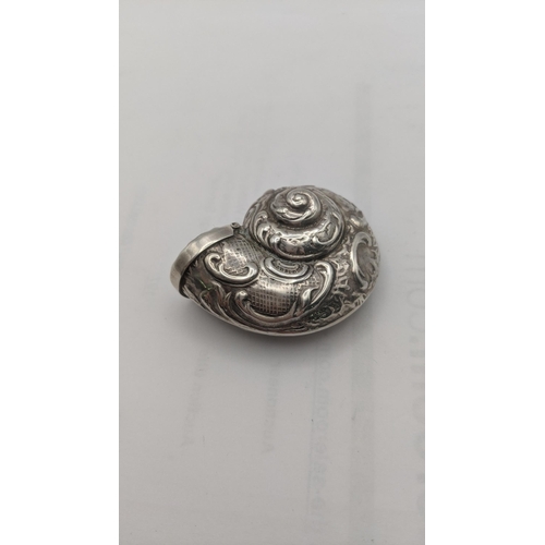 118 - A silver pill box stamped as a shell, stamped 925
Location:CAB4
If there is no condition report show... 