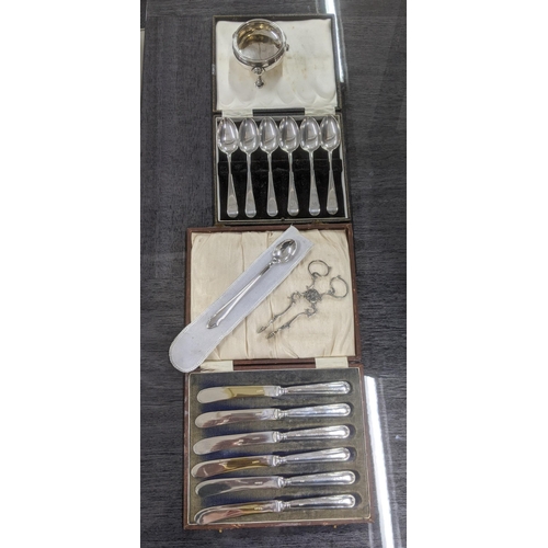 124 - Silver to include a set of six teaspoons in a fitted case hallmarked Sheffield 1894, 80.8g together ... 