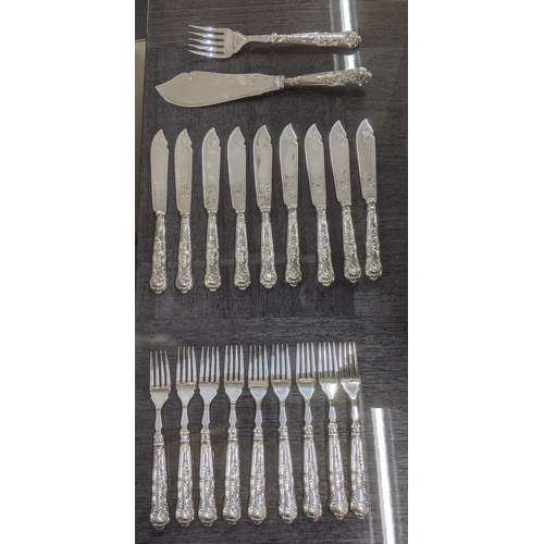 125 - A collection of silver handled cutlery and flatware, made by Yates brothers made in Sheffield mostly... 