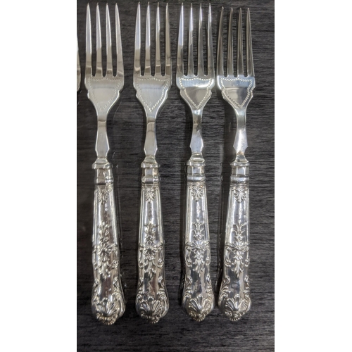 125 - A collection of silver handled cutlery and flatware, made by Yates brothers made in Sheffield mostly... 