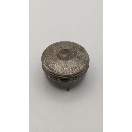 163 - A silver Marson and Jones pill box on three feet having an engine turned designed lid, hallmarked Bi... 