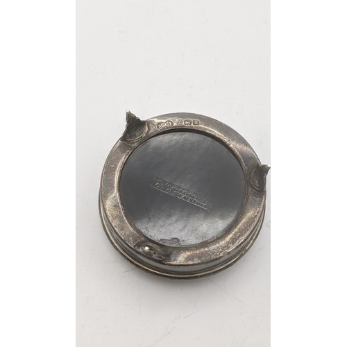 163 - A silver Marson and Jones pill box on three feet having an engine turned designed lid, hallmarked Bi... 