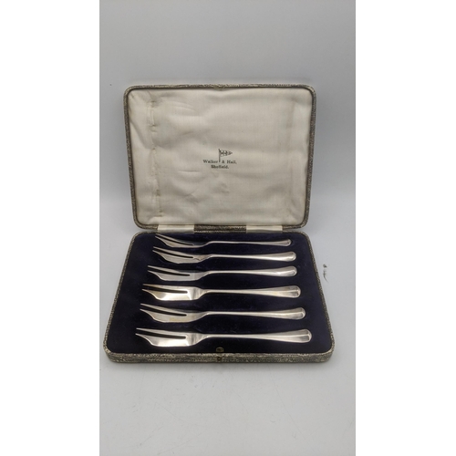 177 - A set of six silver cake forks made by Walker and Hall, hallmarked Sheffield 1934 in a fitted case
L... 