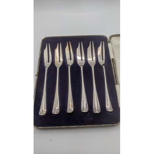 177 - A set of six silver cake forks made by Walker and Hall, hallmarked Sheffield 1934 in a fitted case
L... 