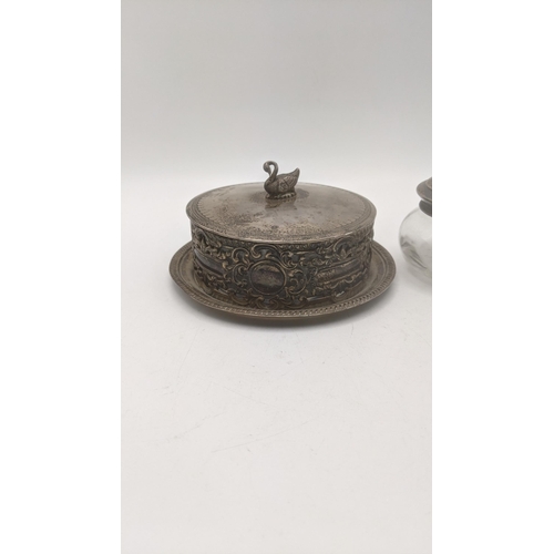 78 - A silver Wakely and Wheeler butter dish with a cluck finial and pierced floral borders hallmarked Lo... 