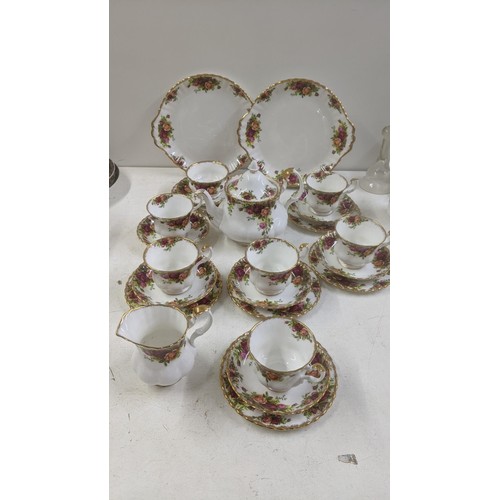 511 - A Royal Albert Old Country Roses teaservice, to include a teapot, sugar bowl, cream jug, seven cups,... 