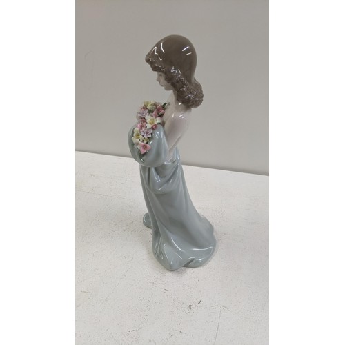 512 - A Lladro figure entitled Petals of Love 6346, unboxed
Location: 9-1
If there is no condition report ... 