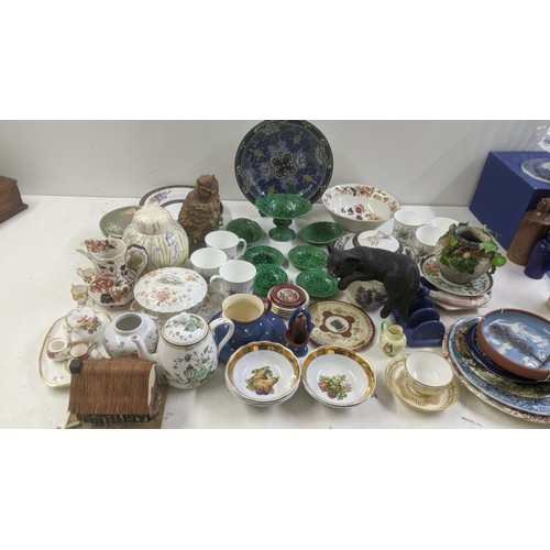 513 - A 19th century miniature Majolica dessert part service, along with a Royal Doulton plate and other i... 