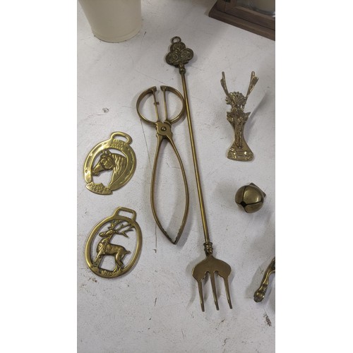 514 - A mixed lot to include a brass door knocker in the form of a fox along with other brass items, a sil... 