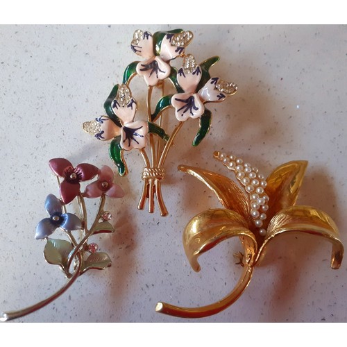 30 - A collection of vintage brooches to include enamelled examples, a Limoges brooch, a Scottish animal ... 