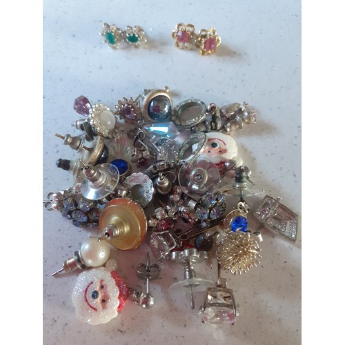 31 - A quantity of vintage and modern costume jewellery to include a fine 9ct gold chain with 9ct gold he... 