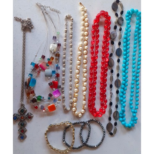 31 - A quantity of vintage and modern costume jewellery to include a fine 9ct gold chain with 9ct gold he... 