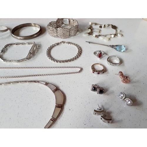 32 - A quantity of silver jewellery to include a filigree bracelet, a bangle, 4 bracelets, 2 necklaces, 3... 