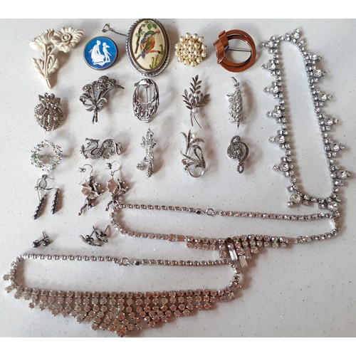 34 - A quantity of vintage costume jewellery, mainly necklaces and brooches, to include marcasite brooche... 