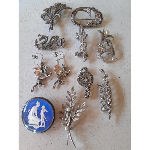 34 - A quantity of vintage costume jewellery, mainly necklaces and brooches, to include marcasite brooche... 